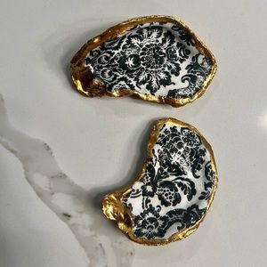 Black and white print, decorative oyster shells